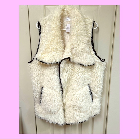 Faux Fur Vest with Pockets - Picture 1 of 4